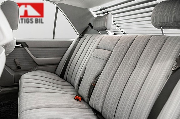 Mercedes-Benz 230 E 18 of 21