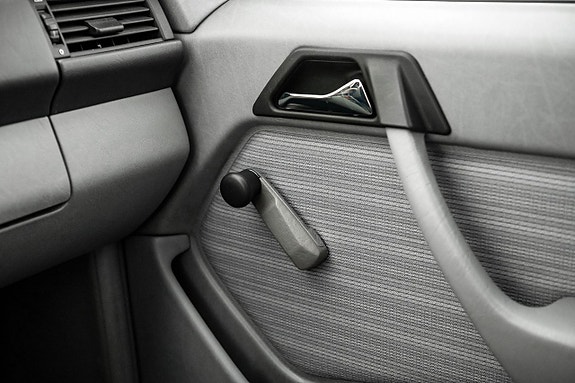 Mercedes-Benz 230 E 16 of 21
