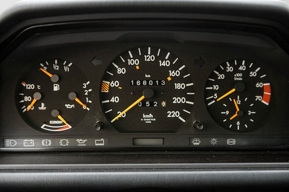 Mercedes-Benz 230 E 11 of 21