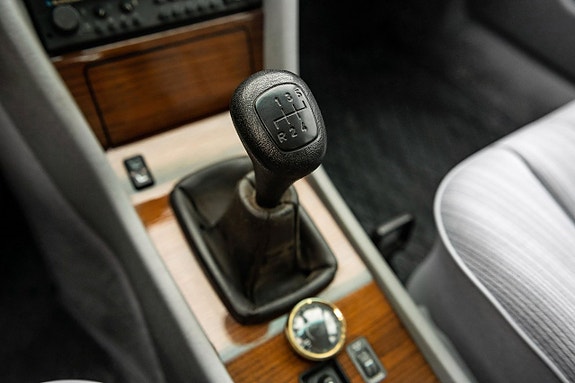 Mercedes-Benz 230 E 13 of 21