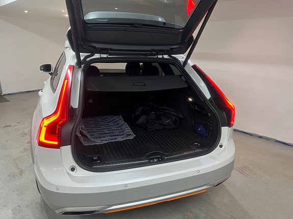 Volvo V90 Cross Country 2 of 5
