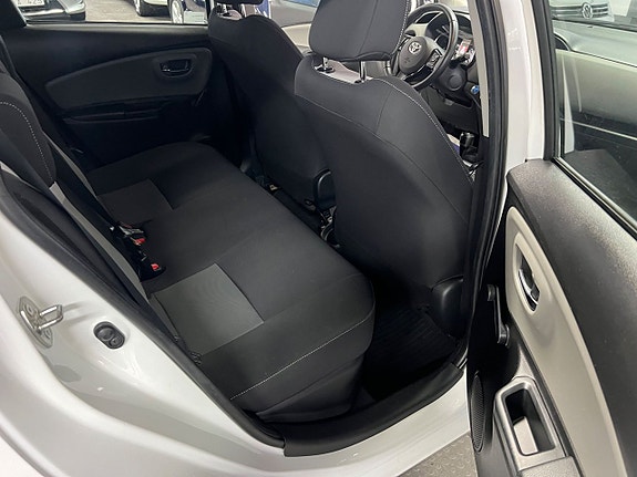 Toyota Yaris 8 of 16