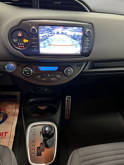 Toyota Yaris 13 of 16