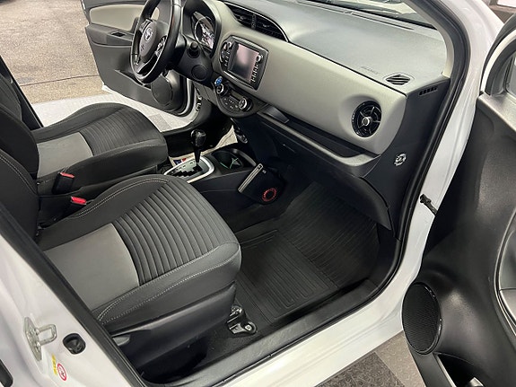 Toyota Yaris 9 of 16