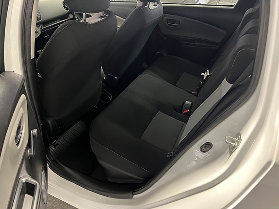 Toyota Yaris 10 of 16