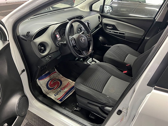 Toyota Yaris 12 of 16