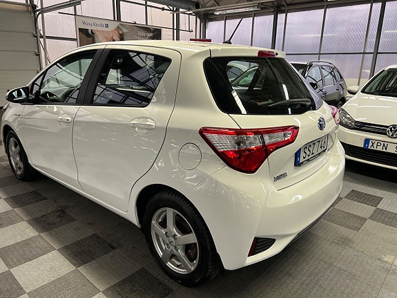 Toyota Yaris 3 of 5