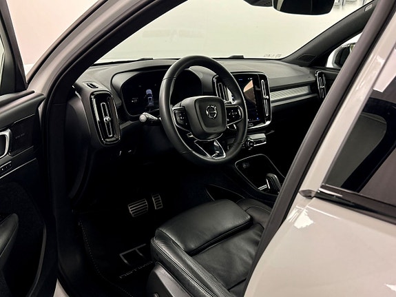 Volvo XC40 3 of 16