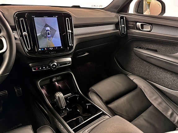 Volvo XC40 5 of 16
