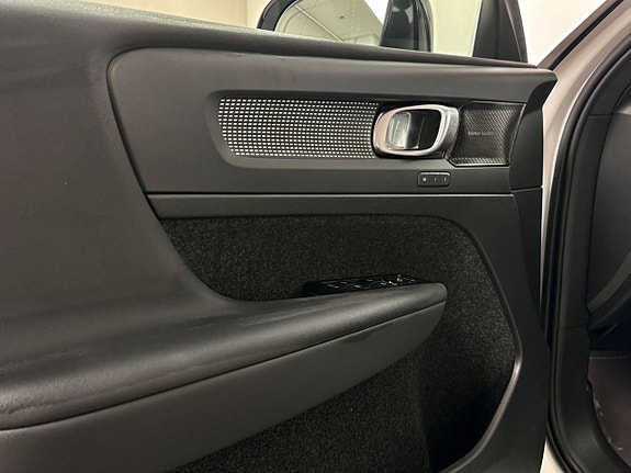 Volvo XC40 10 of 16