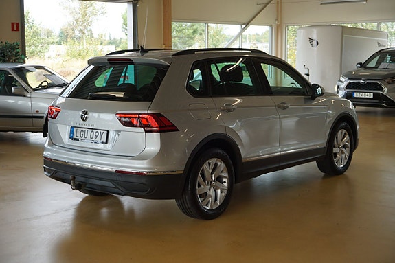 Volkswagen Tiguan 2 of 12