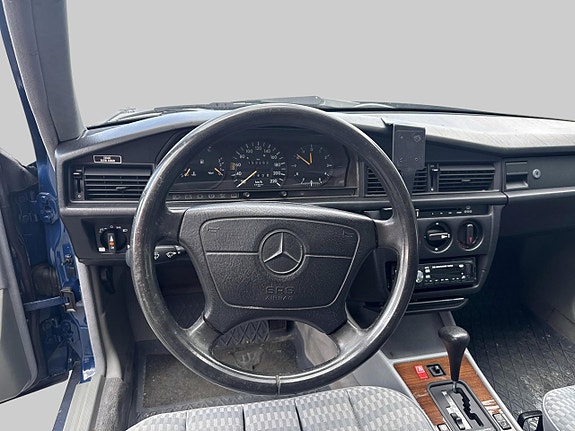 Mercedes-Benz W201 10 of 15