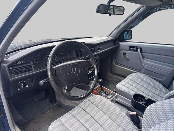 Mercedes-Benz W201 9 of 15