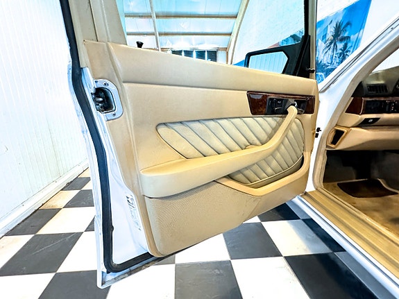 Mercedes-Benz S560 18 of 30