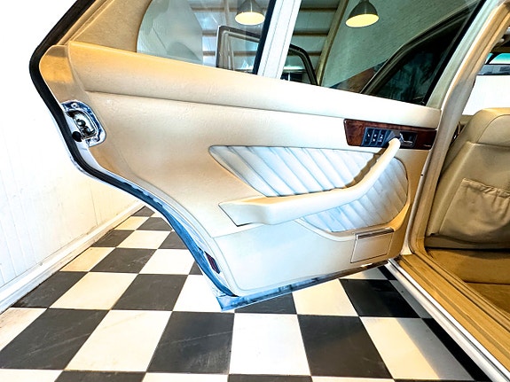 Mercedes-Benz S560 21 of 30