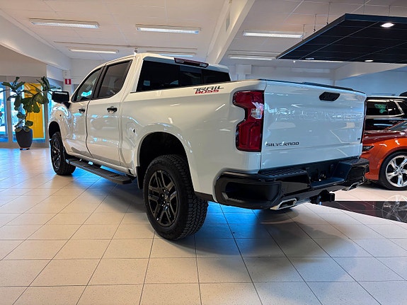 Chevrolet Silverado 1500 2 of 5