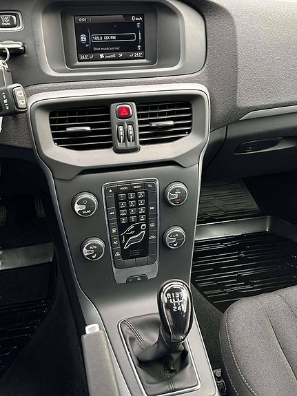 Volvo V40 15 of 21