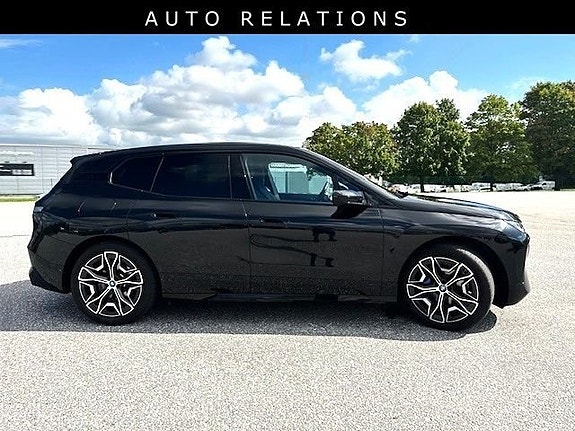 BMW iX 7 of 9