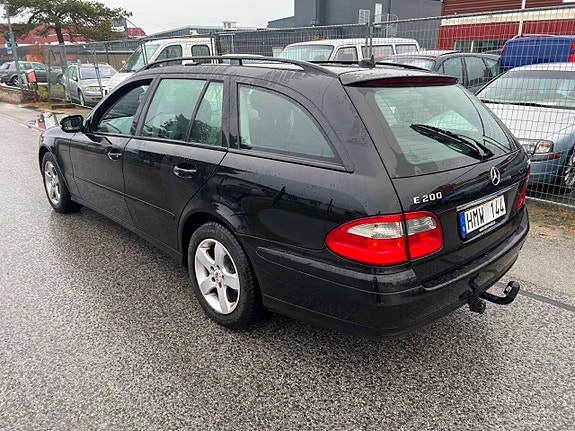 Mercedes-Benz E200 4 of 5