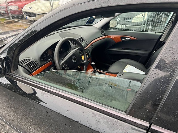 Mercedes-Benz E200 15 of 17