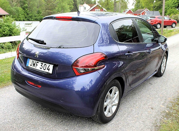 Peugeot 208 2 of 3