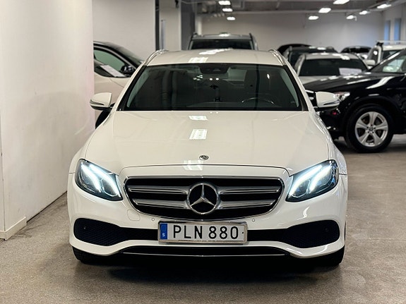 Mercedes-Benz E220 3 of 5
