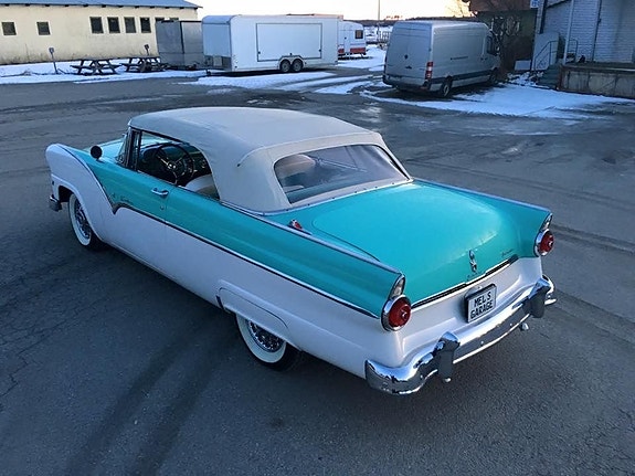 Ford Fairlane 3 of 5