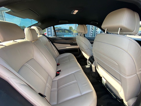 BMW 750d 7 of 11