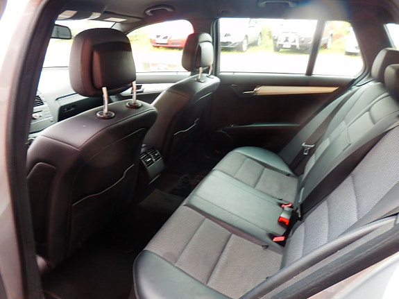 Mercedes-Benz C180 6 of 7