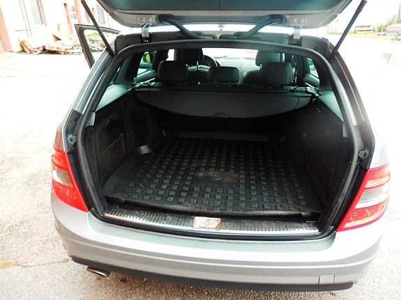Mercedes-Benz C180 4 of 5