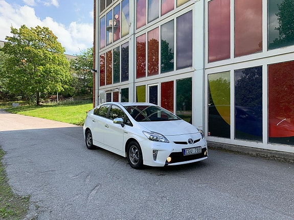 Toyota Prius 2 of 5