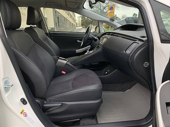 Toyota Prius 4 of 5