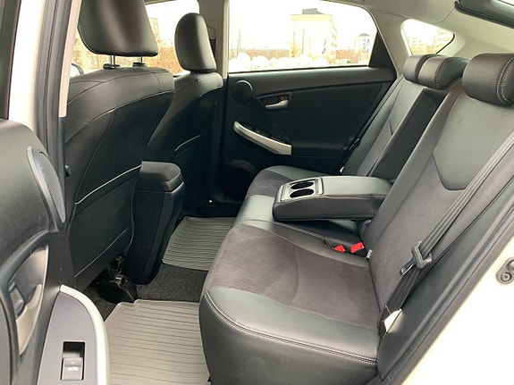 Toyota Prius 8 of 28