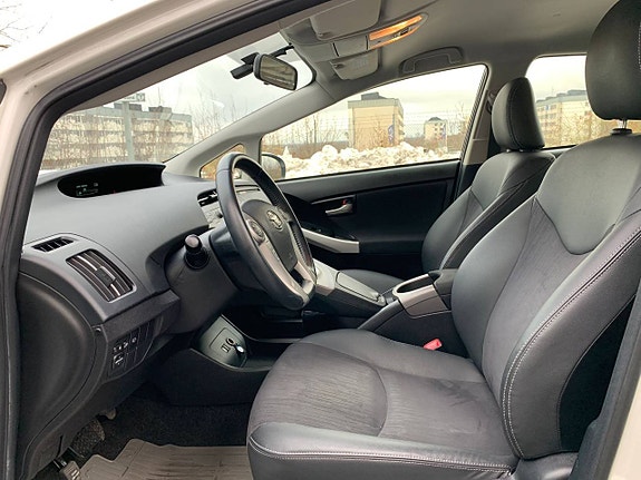 Toyota Prius 7 of 28