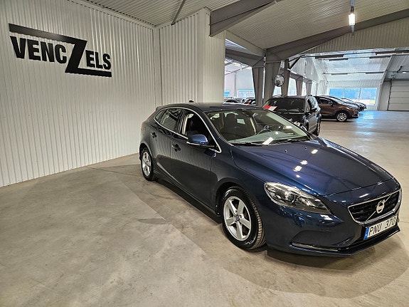 Volvo V40 2 of 9