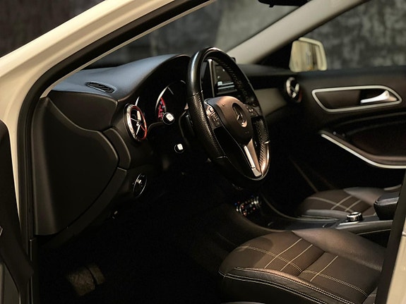 Mercedes-Benz GLA220 14 of 27