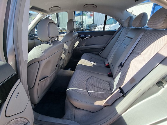 Mercedes-Benz E240 9 of 11