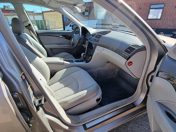 Mercedes-Benz E240 10 of 11
