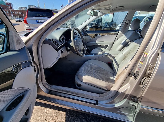 Mercedes-Benz E240 8 of 11