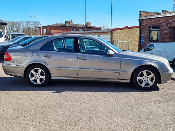 Mercedes-Benz E240 4 of 11