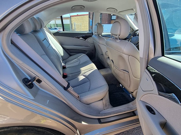 Mercedes-Benz E240 11 of 11