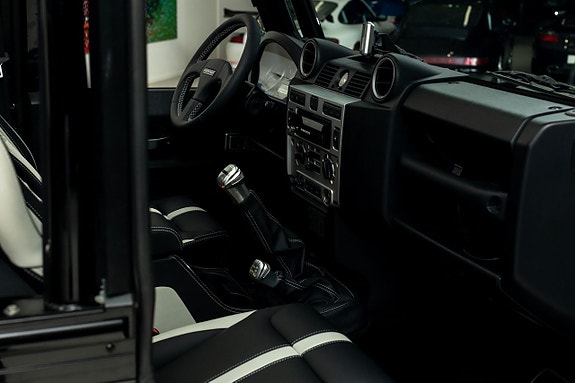 Land Rover Defender 90 24 of 28