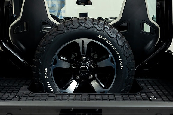 Land Rover Defender 90 16 of 28