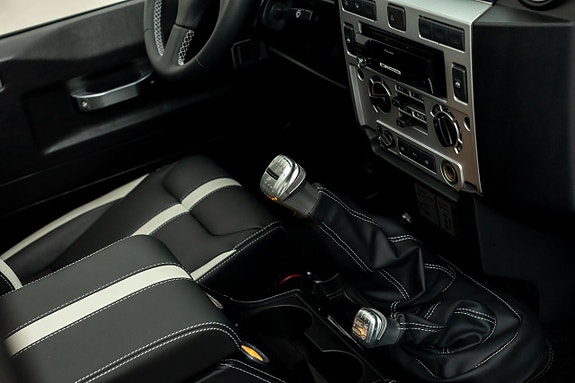 Land Rover Defender 90 19 of 28