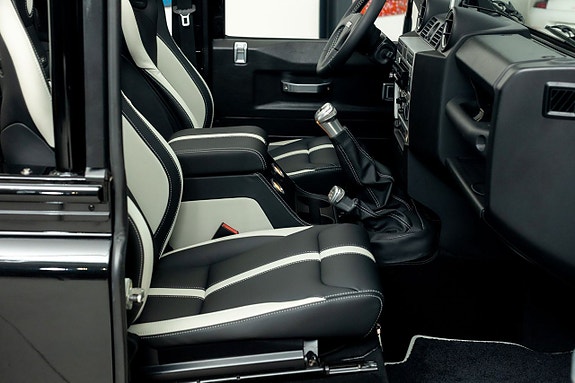 Land Rover Defender 90 23 of 28
