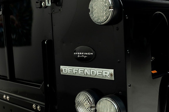 Land Rover Defender 90 14 of 28