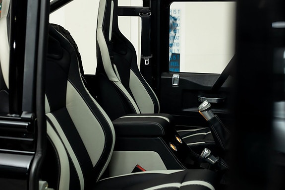 Land Rover Defender 90 25 of 28