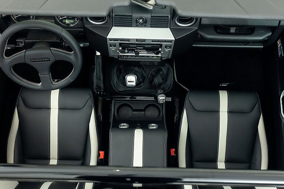Land Rover Defender 90 17 of 28