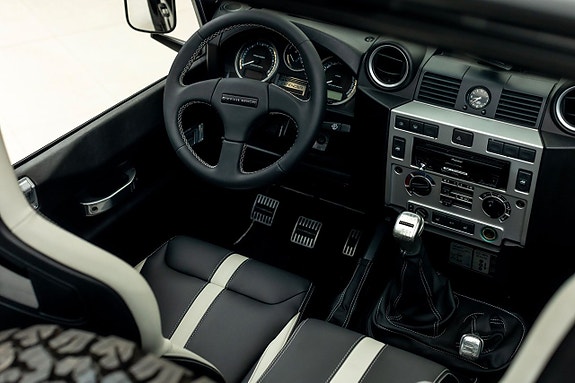 Land Rover Defender 90 18 of 28