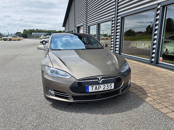 Tesla Model S 12 of 19
